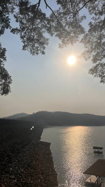 ภูมิทัศน์ที่สวยงามกับดวงอาทิตย์ที่เขื่อนสิริกิติ์ จังหวัดอุตรดิตถ์ ประเทศไทย - sunset at sirikit dam ภาพสต็อก ภาพถ่ายและรูปภาพปลอดค่าลิขสิทธิ์