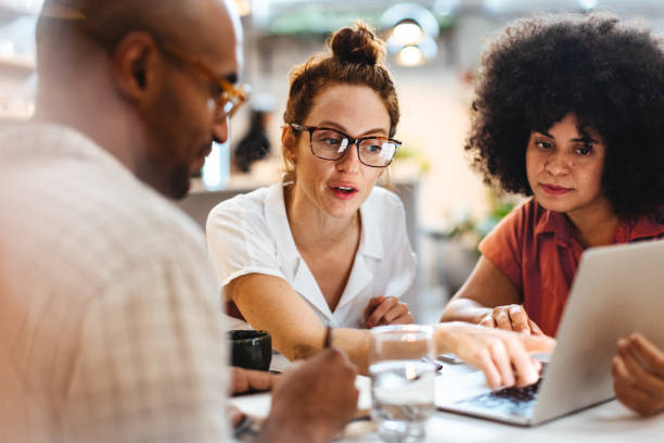 mulheres de negócios tendo uma discussão com um cliente durante um almoço de negócios - a a meetings - fotografias e filmes do acervo