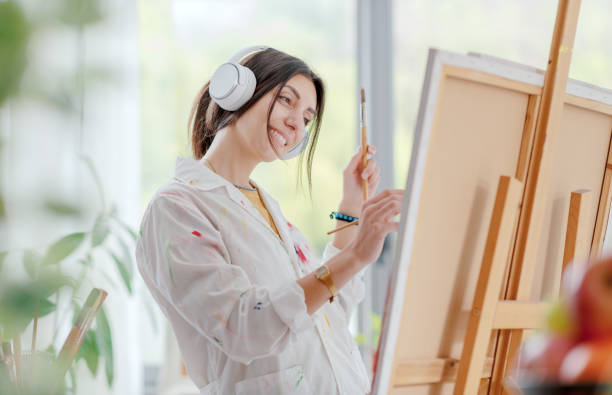 artista escuchando música y pintura - oil painting audio fotografías e imágenes de stock