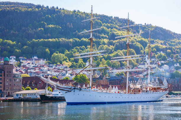 ノルウェーのベルゲン市の湾にある帆船 - barque ストックフォトと画像