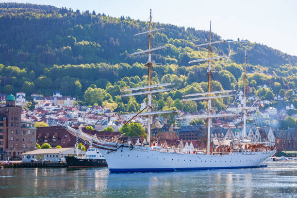 żaglowiec w zatoce w mieście bergen w norwegii - barque zdjęcia i obrazy z banku zdjęć