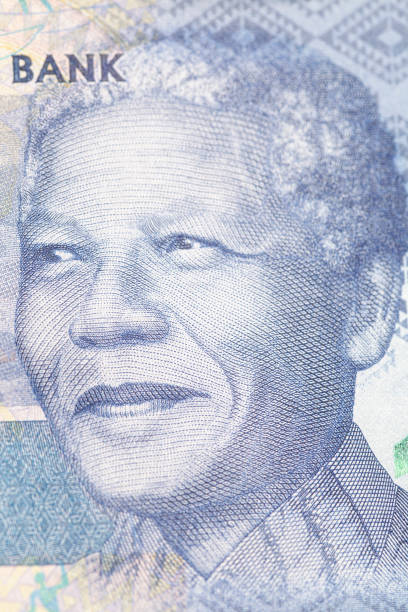 nelson holilala mandela cara en el dinero sudafricano 100 rand billete macro. presidente de sudáfrica - ten rand note fotografías e imágenes de stock