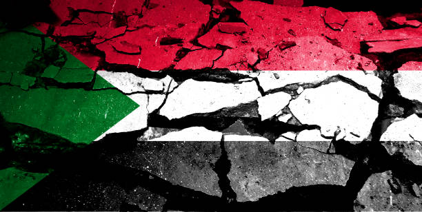 Double exposure of Sudan flag. Symbols depicting the Civil War. The civil war between Sudanese government forces and the paramilitary doble exposición de la bandera de sudán. símbolos que representan la guerra civil. la guerra civil entre las fuerzas gubernamentales sudanesas y las