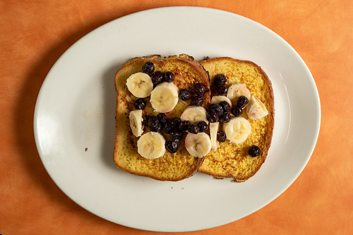 French toast with bananas and berries