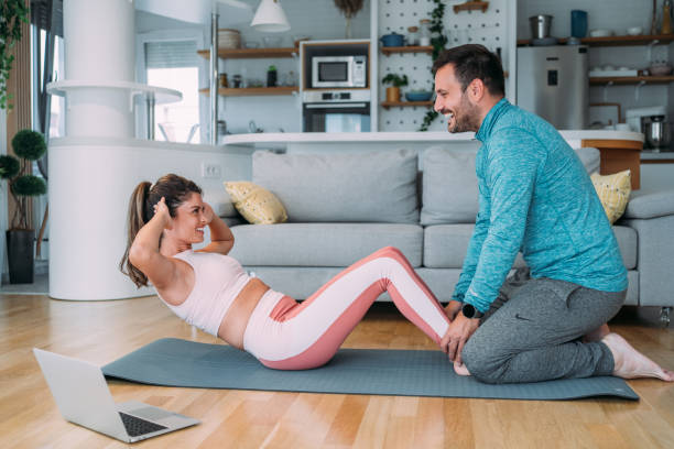 pareja haciendo ejercicio juntos en casa. - stretching boyfriend indoors lifestyles fotografías e imágenes de stock