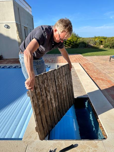 istock Lid to in ground swimming pool cover roller 1483819239