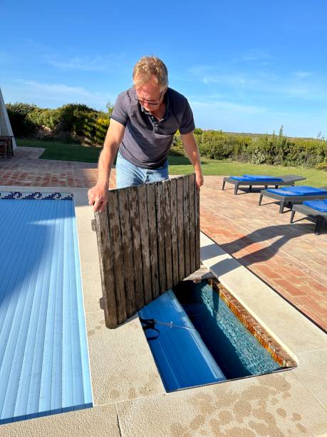 istock Lid to in-ground swimming pool cover roller 1483819565