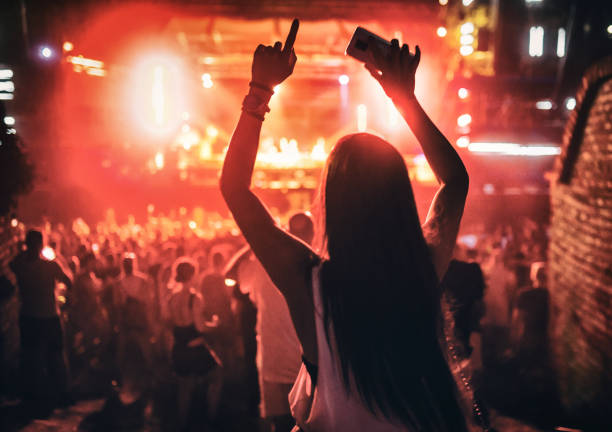 donna che gode di una festa di concerto. - popular music concert music festival crowd nightclub foto e immagini stock