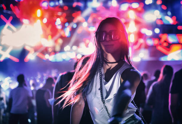 donna che gode di una festa di concerto. - popular music concert music festival crowd nightclub foto e immagini stock