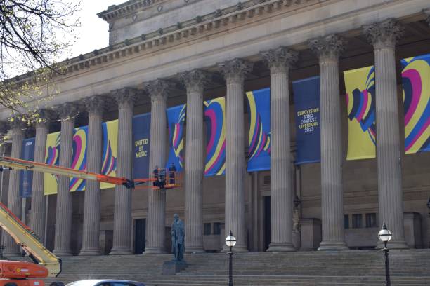 liverpool prepara pancartas para el festival de la canción de eurovisión 2023 - st georges hall fotografías e imágenes de stock