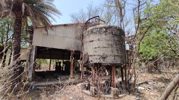 vista do local industrial abandonado onde o vazamento de gás - bhopal - fotografias e filmes do acervo