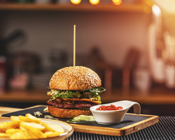 Sabrosa hamburguesa casera a la parrilla. - foto de stock