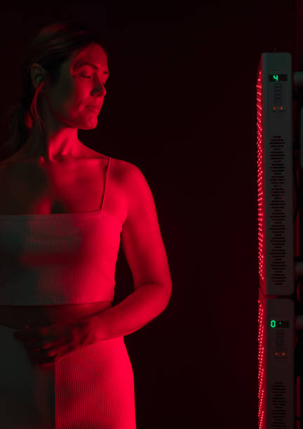 woman getting red light therapy in a beauty spa - alternatieve-therapie-fotos stockfoto's en -beelden