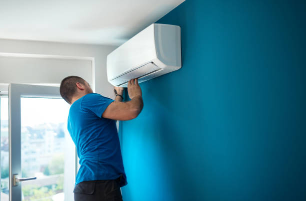 Instalación de unidad de aire acondicionado. - foto de stock