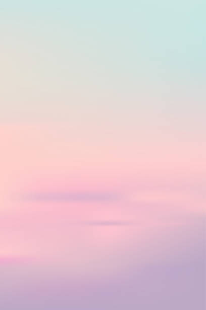 matahari terbenam latar belakang langit. matahari terbit dengan lembut merah muda dan hijau dengan awan gradien warna pastel kabur di pantai laut di malam hari, sifat vertikal langit romantis sinar matahari untuk musim semi, musim panas wallpaper ponsel - cakrawala di atas air ilustrasi stok