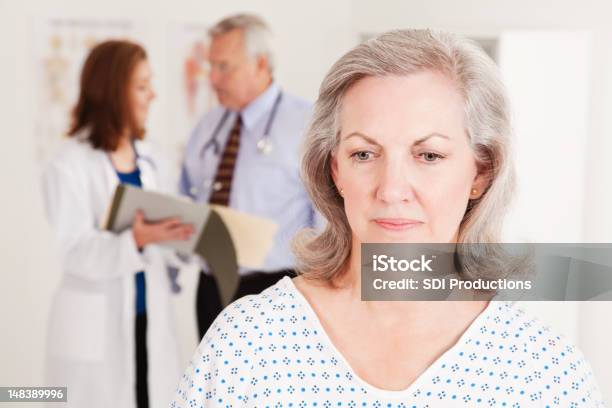 Ein Deprimierter Patient Im Doctors Office Stockfoto und mehr Bilder von Heilbehandlung - Heilbehandlung, Weibliche Person, Arzt