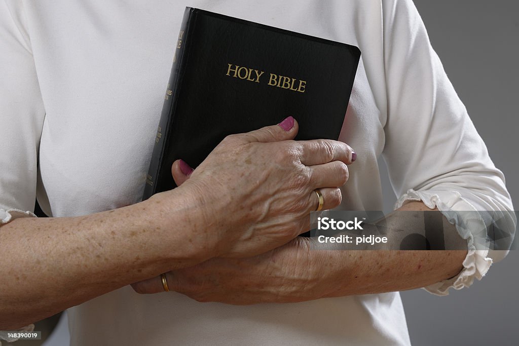 Donna con Sacra Bibbia - Foto stock royalty-free di Bibbia