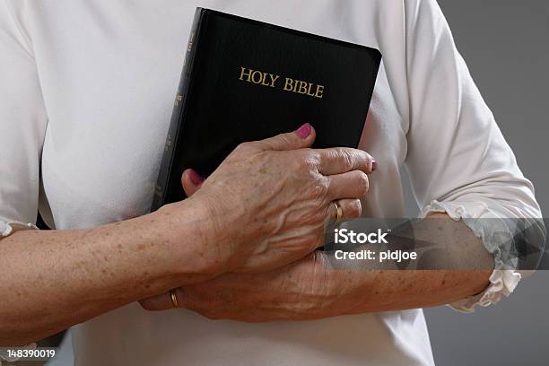 Donna Con Sacra Bibbia - Fotografie stock e altre immagini di Bibbia - Bibbia, Tenere, Donne anziane