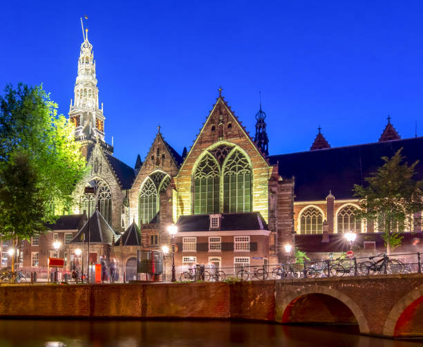 istock Old Church (Oude Kerk) and Amsterdam canals at night, Netherlands 1483906096