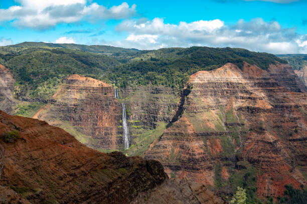 wodospad waimea canyon, znany również jako wielki kanion pacyfiku po zachodniej stronie kauaê»i na wyspach hawajskich, usa - hawaii islands big island waterfall nobody zdjęcia i obrazy z banku zdjęć