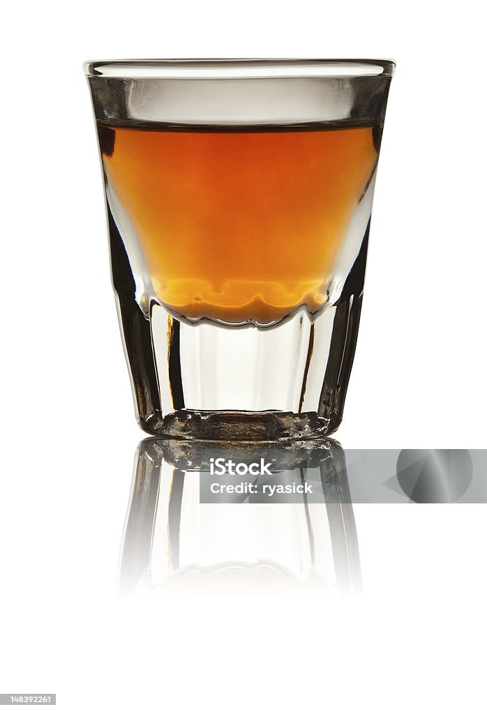 Kieliszek do wódki wypełniona z whisky na białym tle - Zbiór zdjęć royalty-free (Kieliszek do wódki)