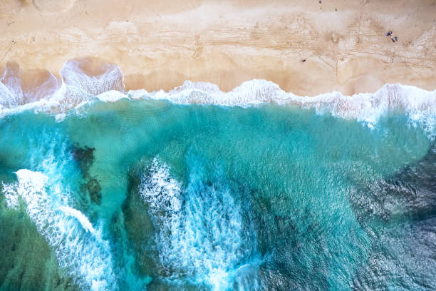 vista aerea della costa nord di oahu, hawaii, con vista sulla spiaggia di ehukai nota per le sue grandi onde invernali - hawaii islands immagine foto e immagini stock