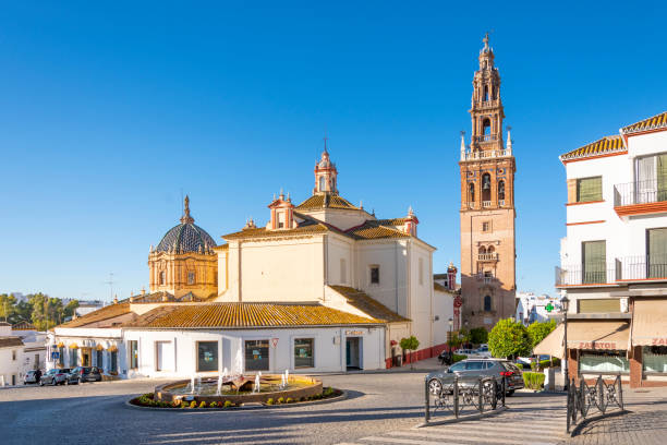 vista da rotunda do castelo puerta de sevilla da cúpula e torre da igreja de san pedro na cidade andaluza de carmona, espanha. - carmona - fotografias e filmes do acervo