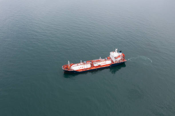 nave cisterna con vista aerea con carico di massa liquida in transito. - lpg tank foto e immagini stock