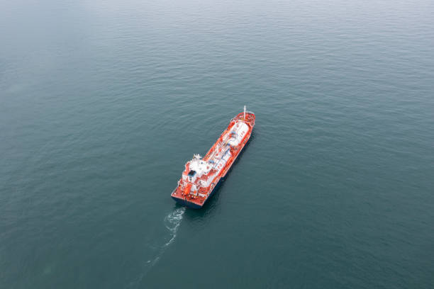 nave cisterna con vista aerea con carico di massa liquida in transito. - lpg tank foto e immagini stock