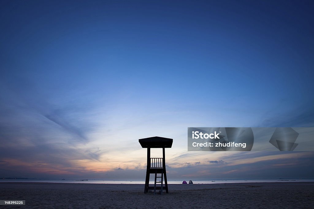 Torre de observação na praia com o nascer do sol - Foto de stock de Acidentes e desastres royalty-free