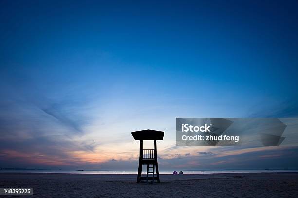 Foto de Torre De Observação Na Praia Com O Nascer Do Sol e mais fotos de stock de Acidentes e desastres - Acidentes e desastres, Areia, Azul