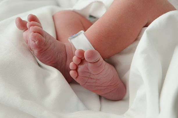 recém-nascidos pernas cruzadas - delivery room - fotografias e filmes do acervo