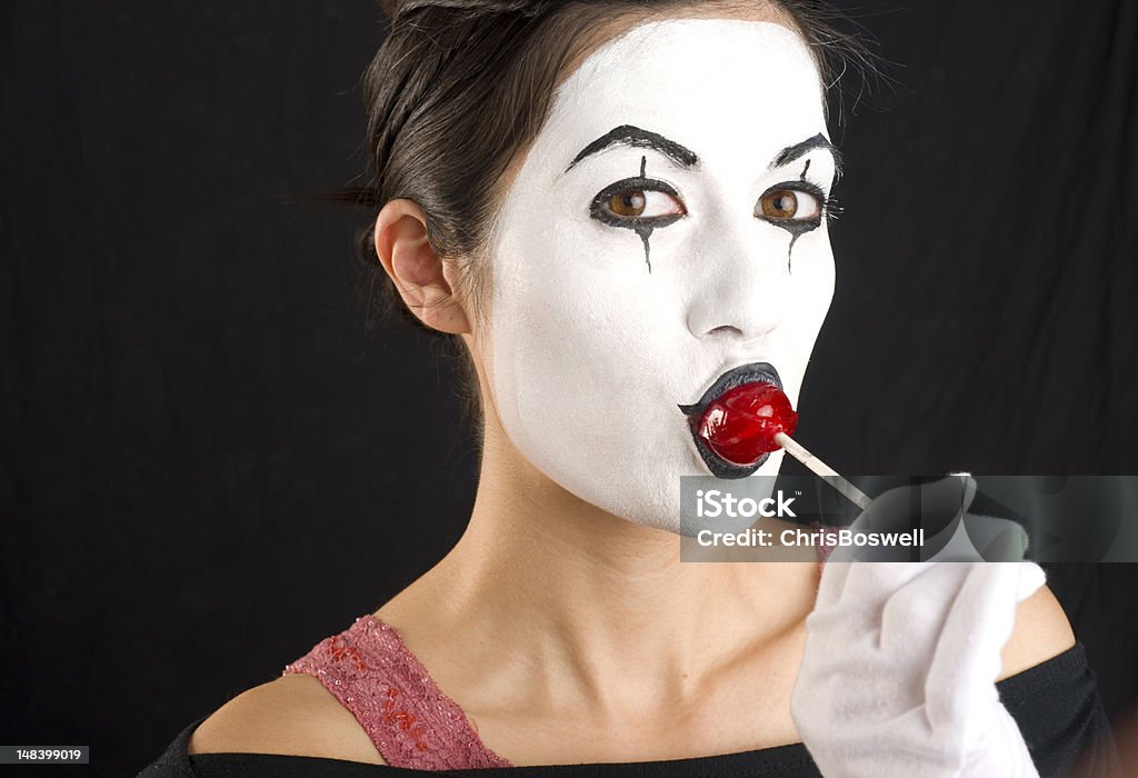 White Face femme Mime avec Lolipop rouge dans sa bouche - Photo de Acteur libre de droits