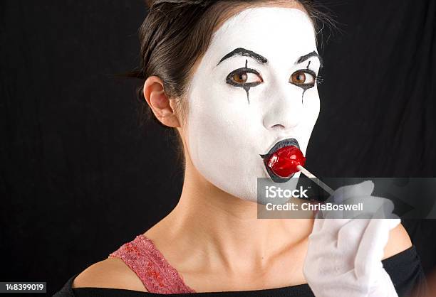 Photo libre de droit de White Face Femme Mime Avec Lolipop Rouge Dans Sa Bouche banque d'images et plus d'images libres de droit de Acteur