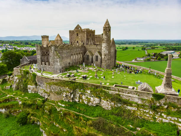 la roca de cashel, también conocida como cashel of the kings y st. patrick's rock, un sitio histórico ubicado en cashel, condado de tipperary. - republic of ireland irish culture old ancient fotografías e imágenes de stock