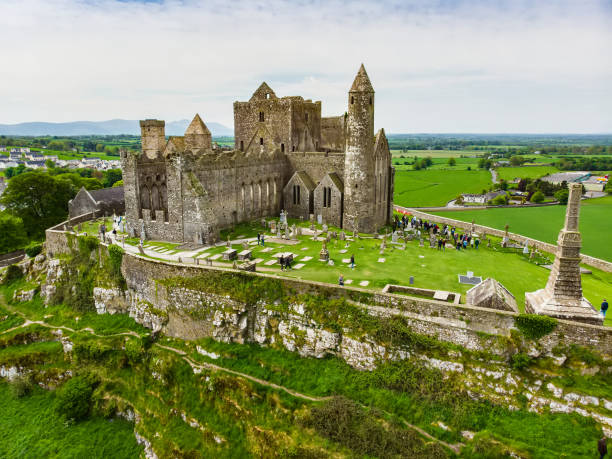 skała cashel, znana również jako cashel of the kings i st. patrick's rock, historyczne miejsce położone w cashel, w hrabstwie tipperary. - irish landmark obrazy zdjęcia i obrazy z banku zdjęć