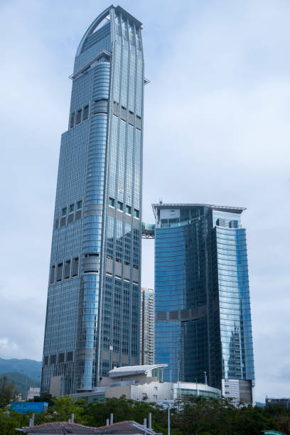 nina tower é uma torre gêmea em tsuen wan, hong kong - glass curtain wall - fotografias e filmes do acervo