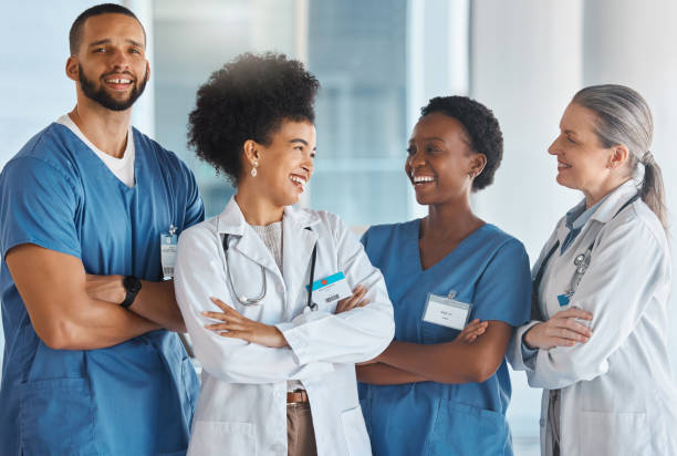Doctors medical healthcare and happy team at work with smile for medicine portrait, diversity and teamwork in Turkey. Trust, collaboration and motivation with nurse, worker or hospital employees médicos de atención médica y equipo feliz en el trabajo con sonrisa para el retrato de la medicina, la diversidad o el trabajo en equipo en la clínica. confianza, colaboración o seguro trabajando con enfermeras, trabajadores o empleados del hospital
