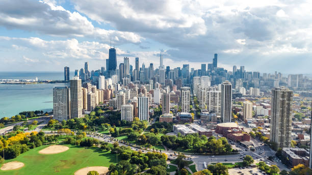 chicago skyline aerial drone widok z góry, miasto chicago centrum drapacze chmur pejzaż miejski widok ptaka z parku, illinois, usa - chicago zdjęcia i obrazy z banku zdjęć