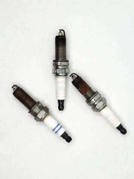 古いさびた銅スパークプラグ - spark plug electrode transportation workshop ストックフォトと画像