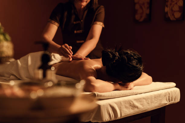 massagem relaxante nas costas da mulher com massagista no centro de spa de cosmetologia. - aromatherapy oil massage oil alternative therapy massaging - fotografias e filmes do acervo