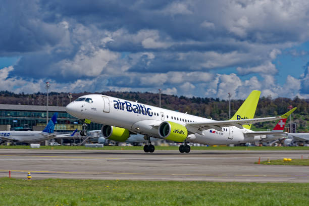 스위스 공항에서 이륙하는 흰색과 밝은 녹색 비행기. - swiss culture airplane airport business 뉴스 사진 이미지