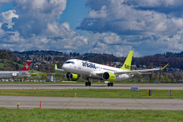 스위스 공항에서 이륙하는 흰색과 밝은 녹색 비행기. - swiss culture airplane airport business 뉴스 사진 이미지