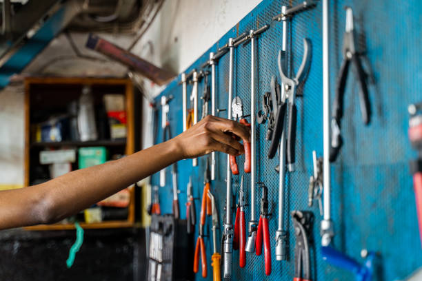 자동차 서비스에서의 작업 - women repairing wrench business 뉴스 사진 이미지