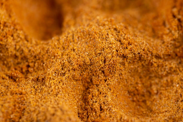 la curcuma macinata è di colore arancione per l'uso in cucina - spice kitchen utensil herb curry powder foto e immagini stock