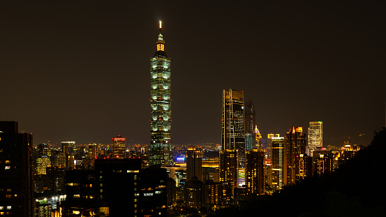 Every evening, Xiangshan in Taipei offers a beautiful view of the modern and bustling cityscape of Taipei city as a whole.