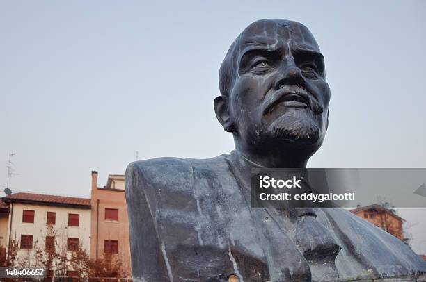 Photo libre de droit de Statue De Lénine Cavriago Italie banque d'images et plus d'images libres de droit de Bâtiment vu de l'extérieur - Bâtiment vu de l'extérieur, Communisme, En dernier