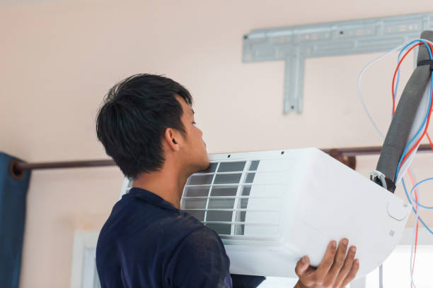 les techniciens en climatisation installent un nouveau climatiseur dans les maisons, réparateur répare les systèmes de climatisation, service de technicien masculin pour la réparation et l’entretien des climatiseurs - air conditioner electricity repairing furnace photos et images de collection