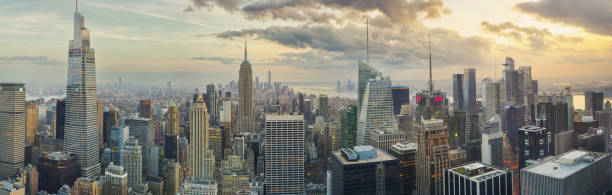 états-unis, new york, 05.04.2023 grand panorama de la ligne d’horizon au coucher du soleil - new york city panoramic statue of liberty skyline photos et images de collection
