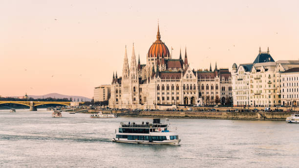 budapest ville crépuscule panorama hongrie parlement bâtiment danube - budapest danube river cruise hungary photos et images de collection